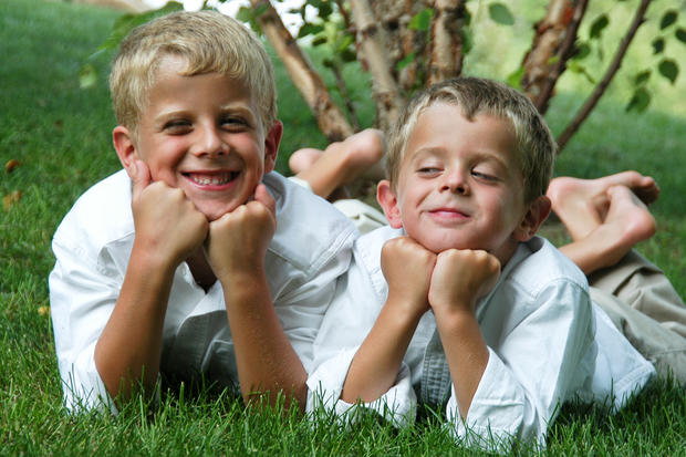 Synowie Chrisa; od lewej: Garett i Gavin 