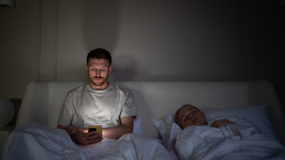 Nije ni fizički kontakt, ni seks: Ovo je nova vrsta prevare koja lomi poverenje u vezi