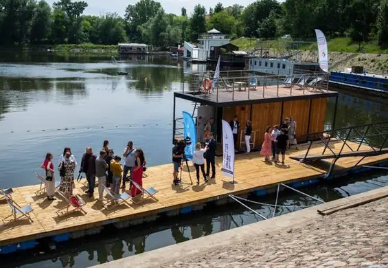 W Warszawie zacumowała pływająca sauna Wisła. Kiedy będzie można z niej skorzystać?