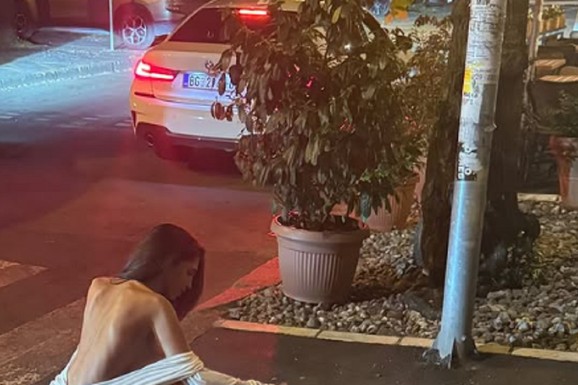 POZADI SVE GOLO Đina Džinović se VRATILA OCU HARISU, pa na ulicama Beograda pokazala najprovokativnije izdanje: Čuči na trotoaru i pozira (FOTO)