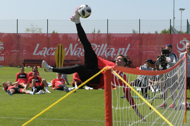 Glik i Grosicki zaśpiewali na koncercie z "Lady Pank". Szczęsny popisał się "nożycami"