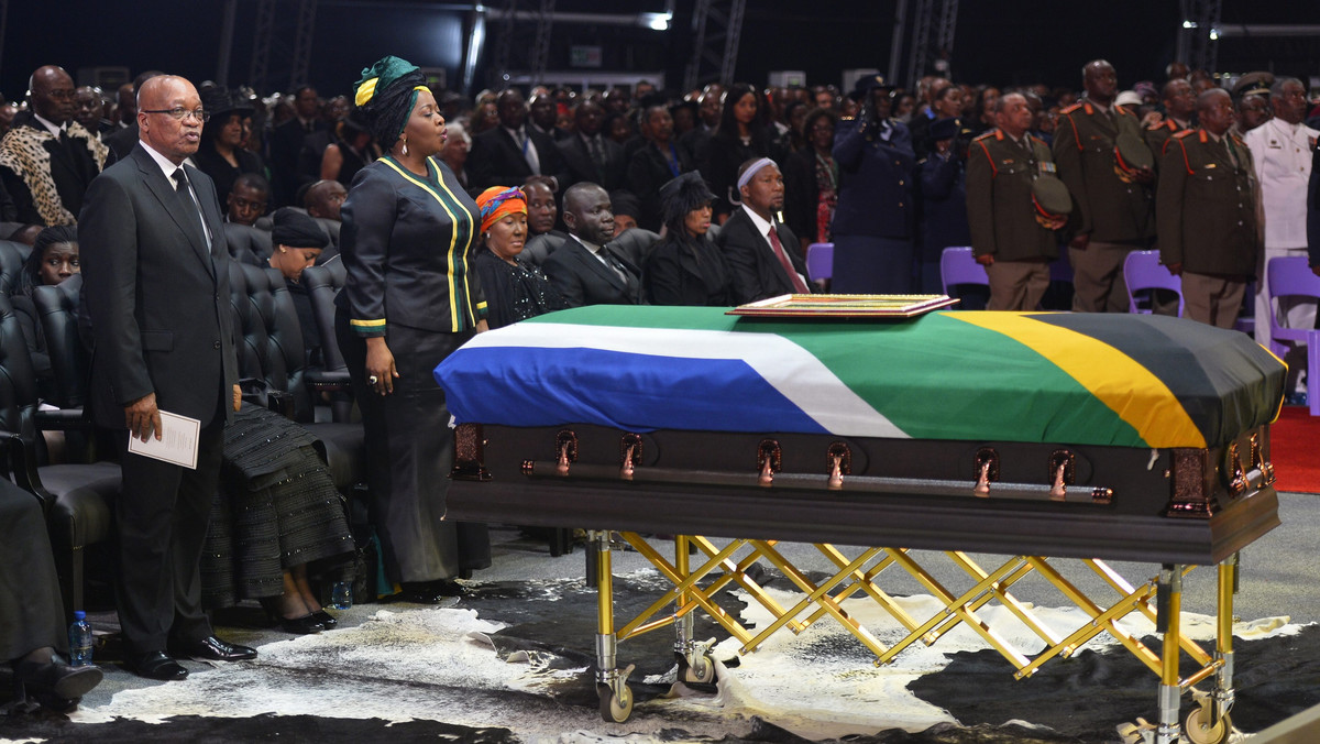 Zmarły 5 grudnia b. prezydent RPA Nelson Mandela został pochowany na cmentarzu w swej rodzinnej wiosce Qunu w Prowincji Przylądkowej Wschodniej. Pogrzeb i wcześniejszy niedzielny ceremoniał zakończyły 10-dniowe uroczystości żałobne w RPA.
