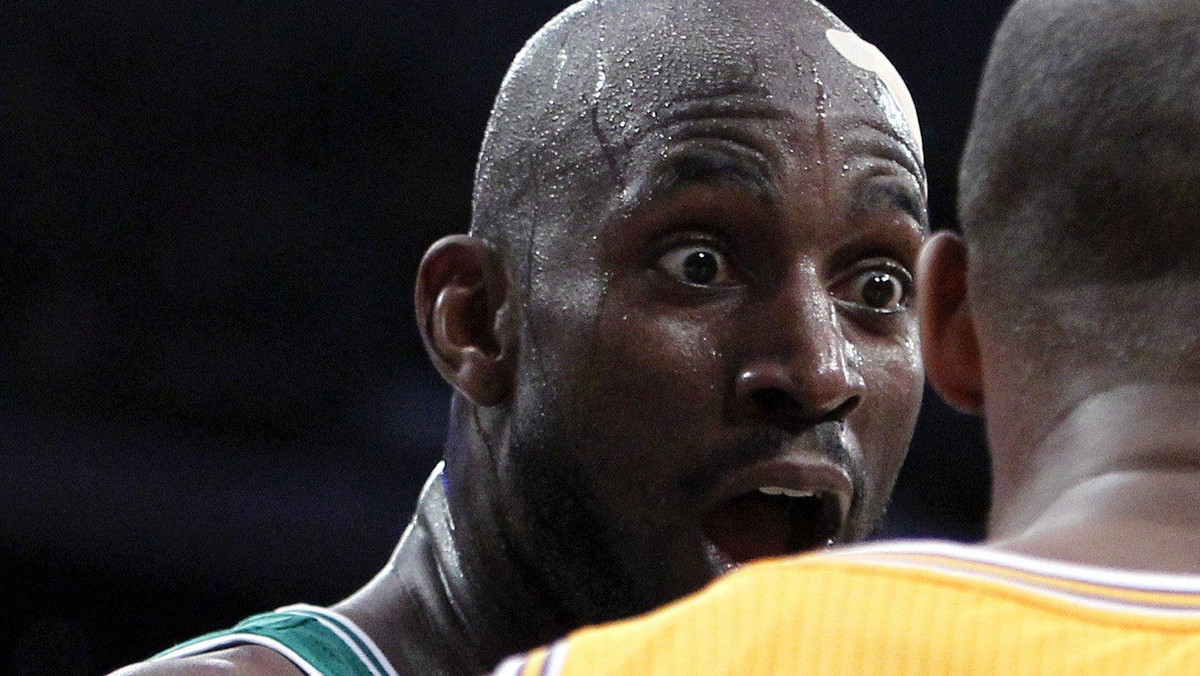 Kevin Garnett, koszykarz Boston Celtic podczas meczu z Los Angeles Lakers dopuścił się skandalicznego zachowania wobec… chłopca od podawania piłek.