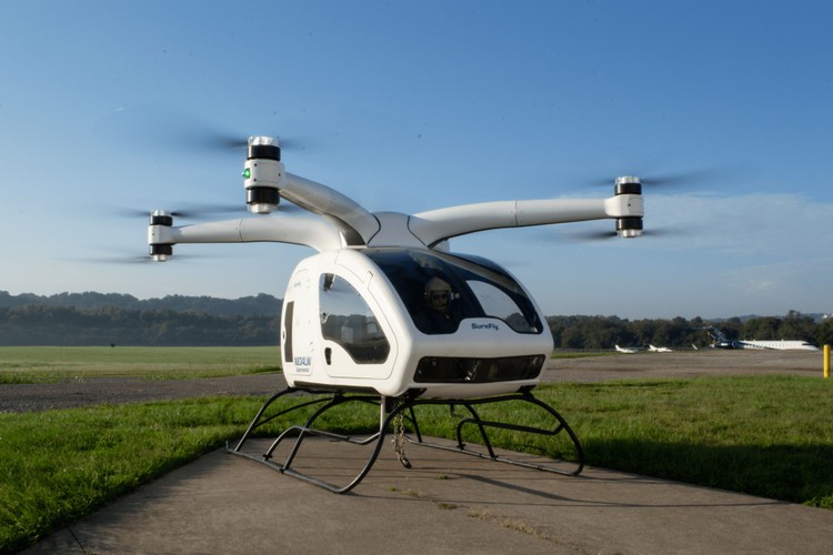 Workhorse SureFly to konstrukcja hybrydowa, może latać dłużej niż inne, konkurencyjne pojazdy, ponieważ jej silnik benzynowy ładuje akumulatory. SureFly ma składane ramiona, dzięki czemu można go zaparkować w przeciętnym garażu. Koszt zakupu tego cacka to mniej niż 200 tys. USD. Workhorse, producent elektrycznych samochodów ciężarowych i dronów dostawczych, twierdzi, że model zdalnego sterowania jest w trakcie opracowania, natomiast obecnie dostępna wersja jest pilotowana przez człowieka.<br>
<br>
<b>Podstawowe dane:</b><br>
Producent: Workhorse Group Inc., USA<br>
Pierwszy lot: 2018 r.<br>
Zasięg: 225 mil (362,1 km), 2,5 godziny<br>
Liczba miejsc: 2 pasażerów<br>
Udźwig: 550 funtów (249,5 kg)<br>
<br>
fot.: WORKHORSE