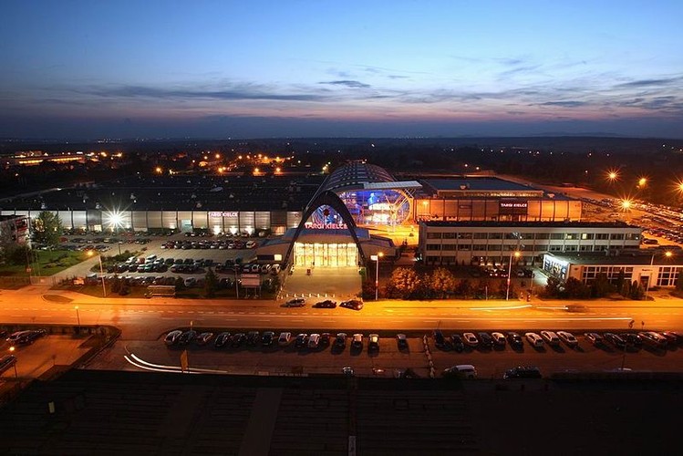 Stolica województwa świętokrzyskiego to siedziba dla ponad 28 tysięcy firm, zarówno tych wielkich, jak i mniejszych.  Jest również ważnym ośrodkiem akademickim, który przyciąga uwagę studentów atrakcyjną ofertą edukacyjną. Miasto skupia się na budowaniu swojego wizerunku, jako przyjaznego dla start–upów i młodych przedsiębiorców. Kielce stawiają na rozwój infrastruktury i komunikacji. Źródło zdjęcia: Wikipedia Commons, GNU Free Documentation Licence, CC 3.0, autor: Dawid Łukasik