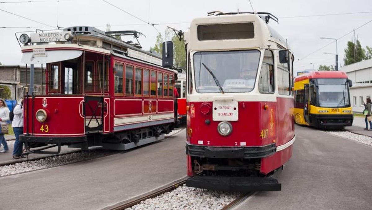 Dziś mikołajki. Z tej okazji na ulice Warszawy wyjadą specjalne linie: tramwajowa M oraz autobusowa ML. Zabytkowe tramwaje będą kursowały między Ochotą a Pragą. Specjalne autobusy wyruszą w trasę z ul. Konwiktorskiej i dotrą do Łazienek Królewskich. Obie linie będą jeździć do godz. 20. Na pasażerów czekają niespodzianki.