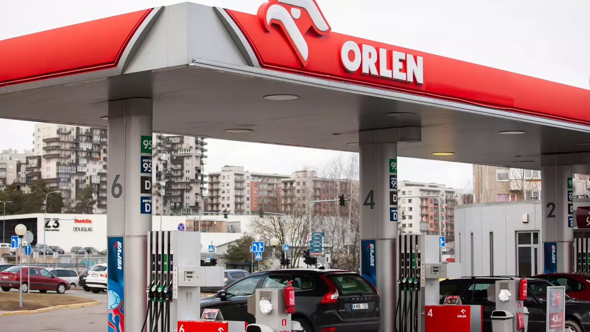 Z powodu obniżonych cen na stacjach Orlen pojawia się wielu kierowców. Zdjęcie ilustracyjne
