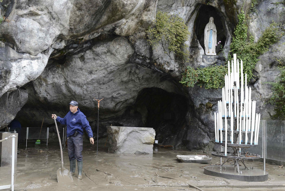 Woda wdarła się do sanktuarium w Lourdes