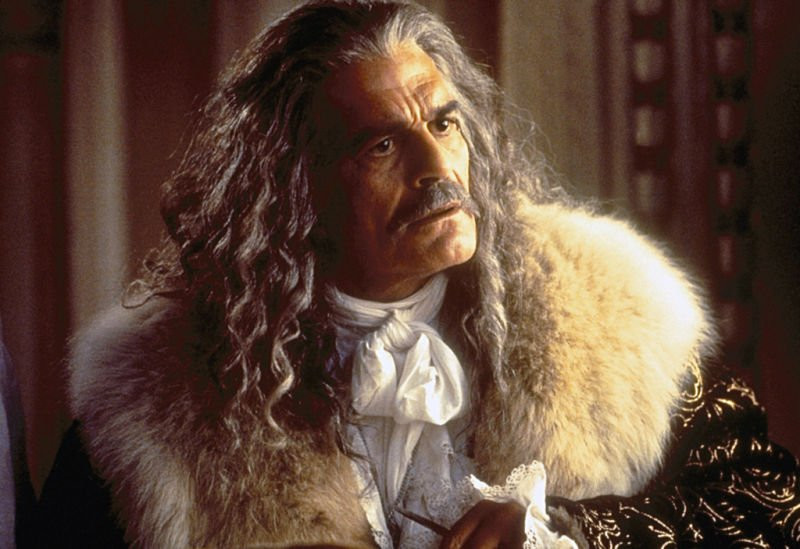 Omar Sharif jako Czarnoksiężnik w filmie "Podróże Guliwera" (1996)