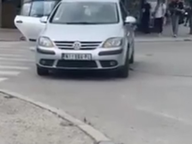 Vozač u Nišu se parkirao na sred raskrsnice uz pešački prelaz