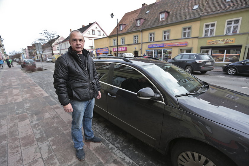 Policjant walczy o życie. Wbił mu nóż w głowę