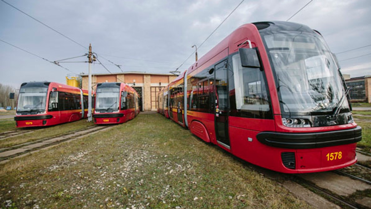 Już w październiku przyszłego roku pasażerowie łódzkiej komunikacji miejskiej jeździć będą dwunastoma nowymi, niskopodłogowymi tramwajami typu "Swing". Kontrakt z bydgoską PESĄ jest wart blisko sto milionów złotych.