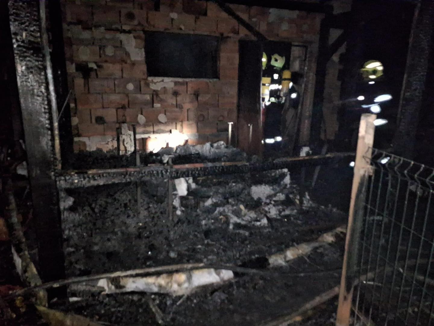 Po výbuchu plynovej fľaše vypukol v rodinnom dome v Žiline požiar. 