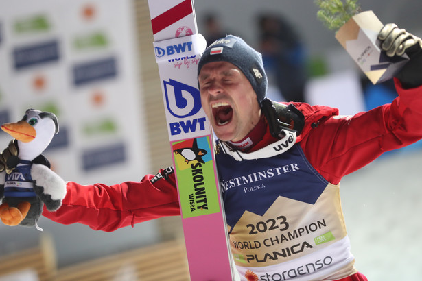 Mistrzostwa świata w narciarstwie klasycznym Planica 2023. Polak Piotr Żyła cieszy się ze zwycięstwa po konkursie skoków narciarskich na skoczni HS 100