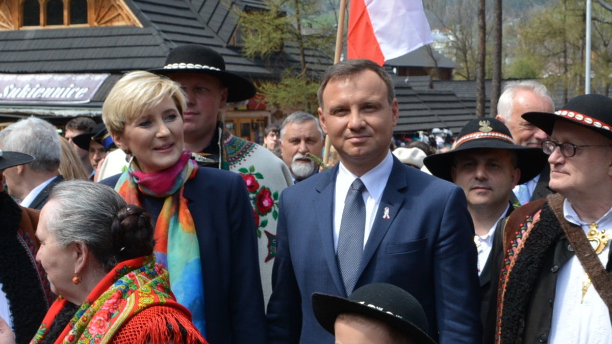 Kilkadziesiąt pocztów sztandarowych, młodzież szkolna oraz organizacje społeczne i rzesze mieszkańców wraz z turystami przeszło dzisiaj zakopiańskimi Krupówkami, aby uczcić rocznicę uchwalenia Konstytucji 3 Maja. Na uroczystościach pod Giewontem pojawił się także Andrzeja Dudy – kandydat na prezydenta z ramienia Prawa i Sprawiedliwości.