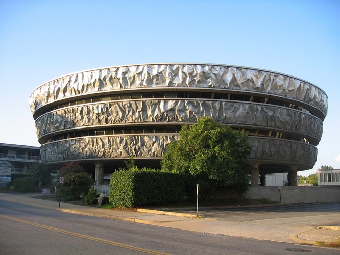 Markel Building, Richmond, USA. Ten budynek wygląda jak statek UFO, owinięty w folię aluminiową.