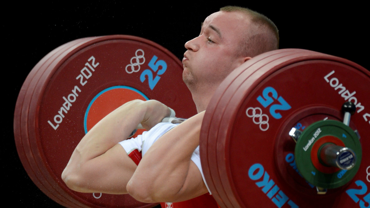 Krzysztof Zwarycz, debiutujący na igrzyskach olimpijskich, zajął siódme miejsce na pomoście w Londynie w kategorii do 77 kilogramów. Zaledwie 21-letni Polak nie mógł być jednak z siebie zadowolony, bowiem zaliczył tylko dwa podejścia - po jednym w rwaniu i podrzucie. Choć ze zwycięzcą Chińczykiem Xiaojunem Lu przegrał o 47 kilogramów, to jednak porwał publiczność.