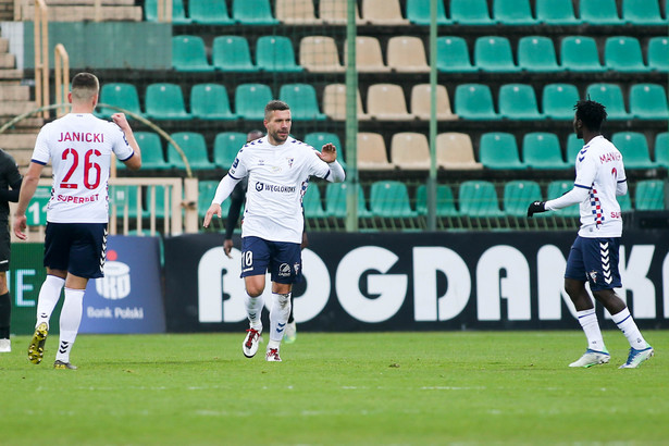 Piłkarz Górnika Zabrze Lukas Podolski (C) celebrujący wraz z kolegami z drużyny gola strzelonego Górnikowi Łęczna