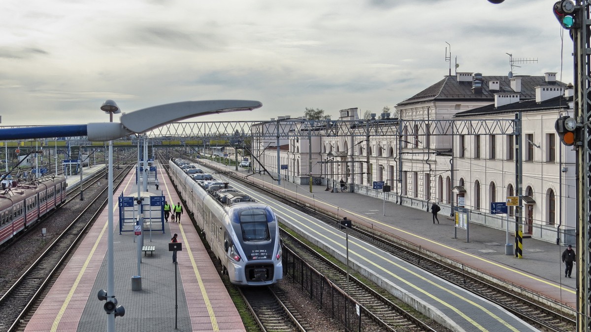 Po kilkumiesięcznej przerwie dziś wznowione zostanie połączenie kolejowe z Białegostoku do Bielska Podlaskiego. Niestety będzie nieczynne przedłużenie tej trasy z Bielska do Czeremchy. Trzeba będzie się przesiąść na podstawione przez POLREGIO autobusy.