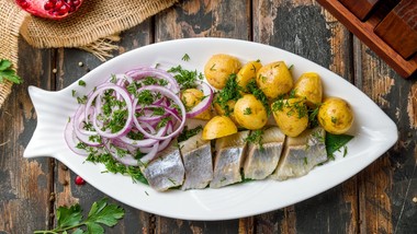 pyszne śledzie pocztowe polecają się na obiad. idealne do gorąc