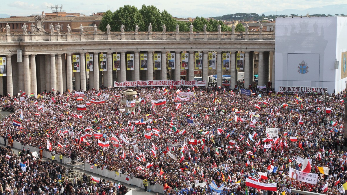 Na Rynku Staromiejskim mieszkańcy Torunia mogą oglądać odbywającą się w Rzymie uroczystość beatyfikacji Jana Pawłą II - informuje torun.pl.