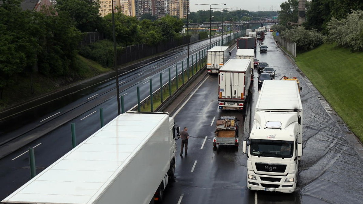 Generalna Dyrekcja Dróg Krajowych i Autostrad ma nadzieję, że w ciągu najbliższych dni uda się podpisać umowę na przebudowę warszawskiej trasy AK i mostu Grota - poinformowała PAP rzeczniczka Dyrekcji Urszula Nelken. Remont ma się skończyć do końca 2015 r.