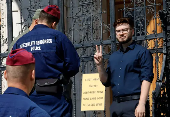 Znak "strefa wolna od LGBT" na wejściu do węgierskiego parlamentu. Bart Staszewski protestuje