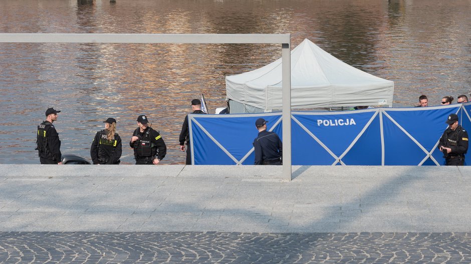 Policjanci pracujący w miejscu znalezienia ciała (zdjęcie ilustracyjne)