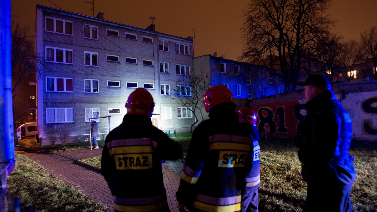 Dwoje policjantów i strażak zostało rannych w wyniku wybuchu, do którego doszło  wczoraj w mieszkaniu przy ul. Przemysłowej w Łodzi. Jeszcze tego samego dnia łódzka policja zatrzymała mężczyznę, który amatorsko wytwarzał śrut, będący przyczyną eksplozji.