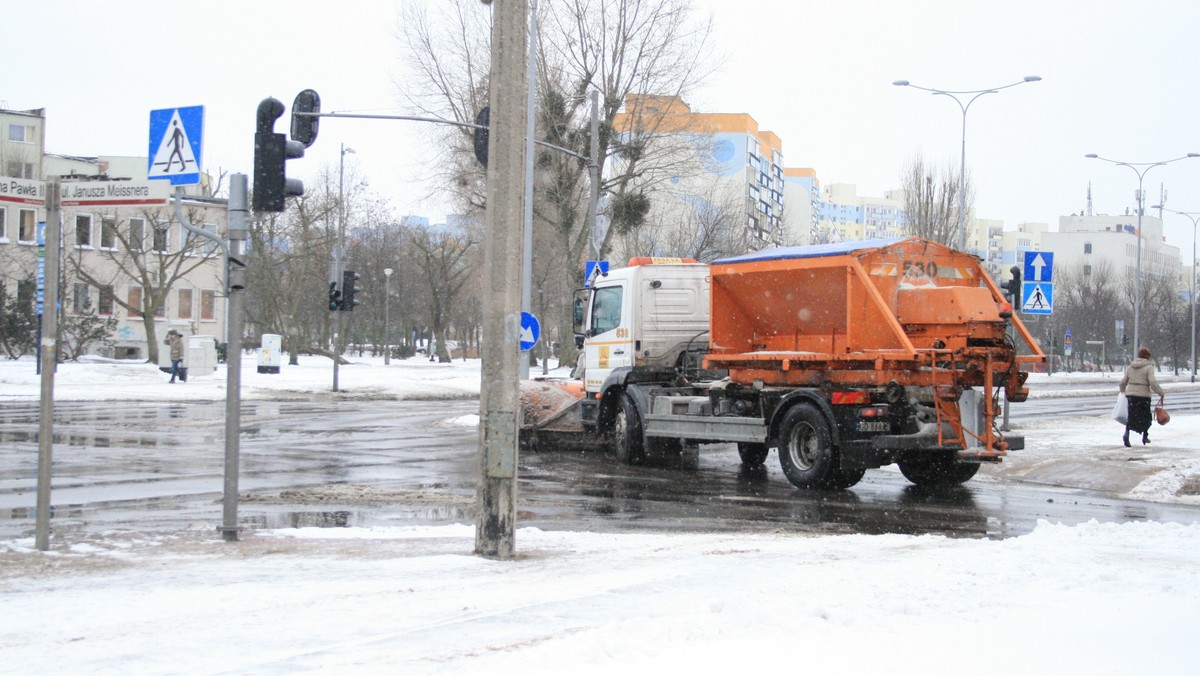 - Gdańsk w ciągu ostatnich 10 lat wydał ponad 120 milionów na odśnieżanie. Gdybyśmy mieli teraz tę kwotę, to moglibyśmy wyremontować połowę dróg dzielnicowych. Ludzie byliby szczęśliwi - przekonuje prezydent Gdańska Paweł Adamowicz i proponuje debatę społeczną na ten temat.