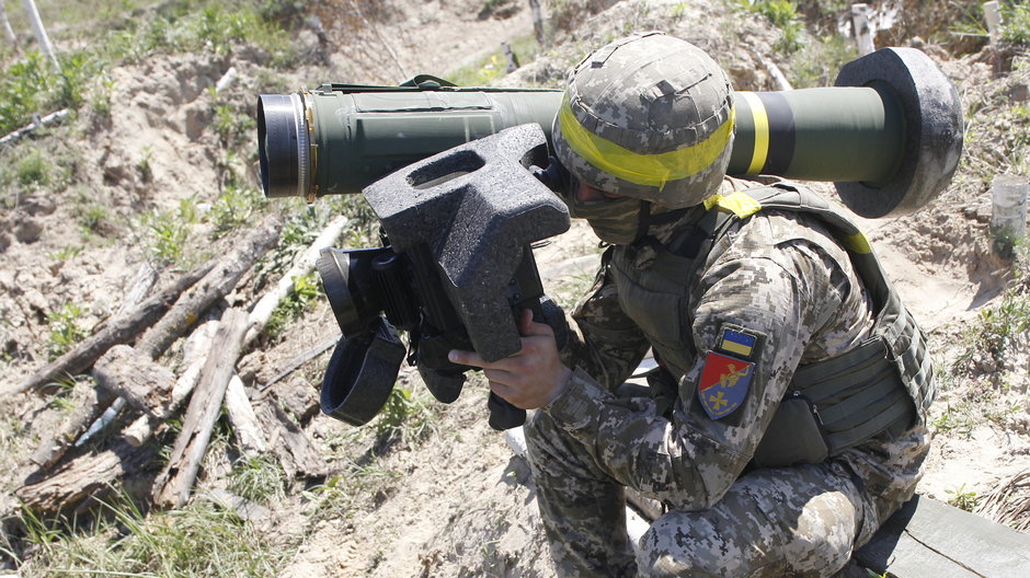 Ukraiński żołnierz ćwiczy obsługę rakiety przeciwpancernej Javelin