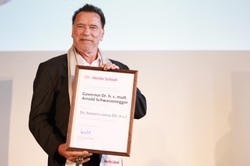 Arnold Schwarzenegger doktorem honoris causa