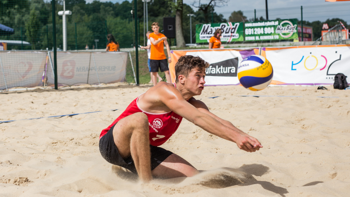 Plaża Open powróciła na kąpielisko "Ruda", gdzie w piątek odbyły się eliminacje do turnieju głównego. Awans zapewnili sobie między innymi Kamil Kwasowski z parze z Wojciechem Włodarczykiem.