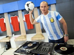 "Bitwy na głosy": Mezo szukał wokalnych talentów w szatni Lecha Poznań