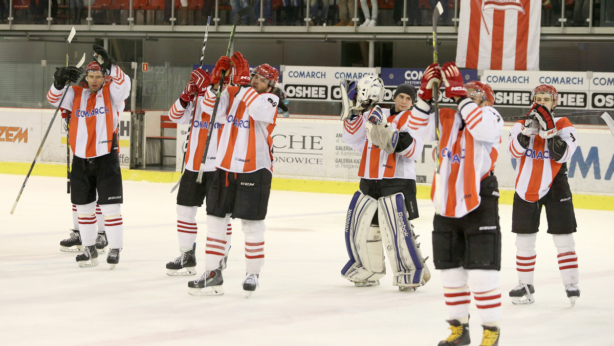 Pierwszym finalistą Pucharu Polski 2015 została Comarch Cracovia, która okazała się lepsze od JKH GKS Jastrzębie 3:0. W spotkaniu miała miejsce niecodzienna sytuacja - bramka na 3:0 dla Pasów padła po strzale... Davida Zabolotnego bramkarza JKH. W drugim półfinale zmierzą się organizatorzy turnieju TatrySki Podhale Nowy Targ z obrońcami tytułu GKS Tychy.