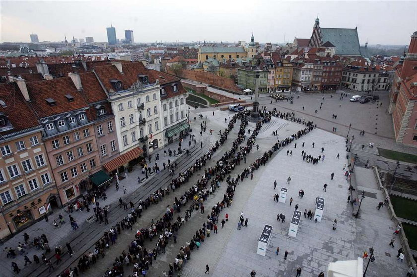 Kolejka ludzi ustawia się do prezydenta