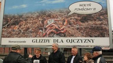 Pełzające robaki, polski orzełek i hasło "Wołyń pomścimy". Gdański billboard budzi wielkie emocje u nacjonalistów