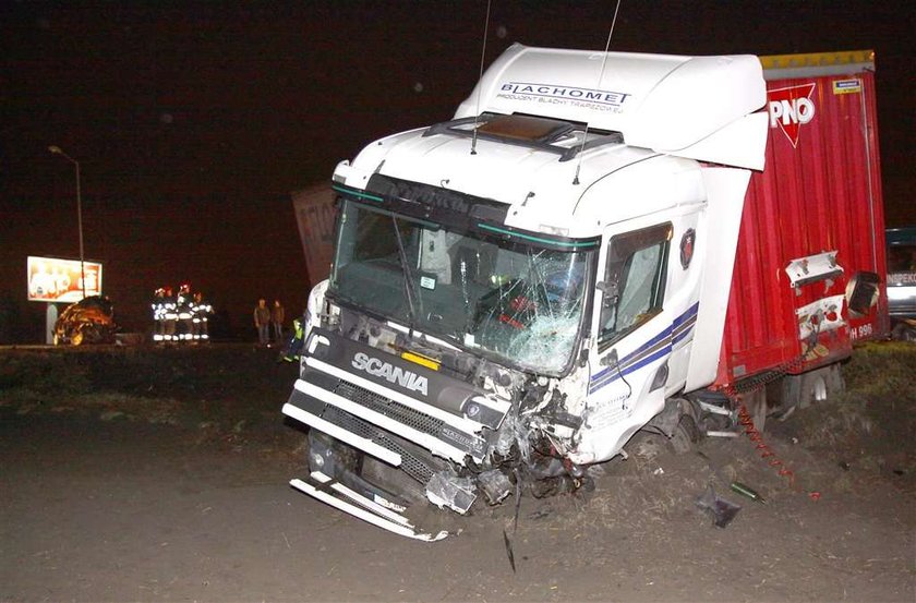 Wjechał wanem wprost pod TIR-a. Zginął