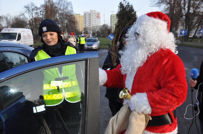 Policja wręczała kierowcom... rózgi