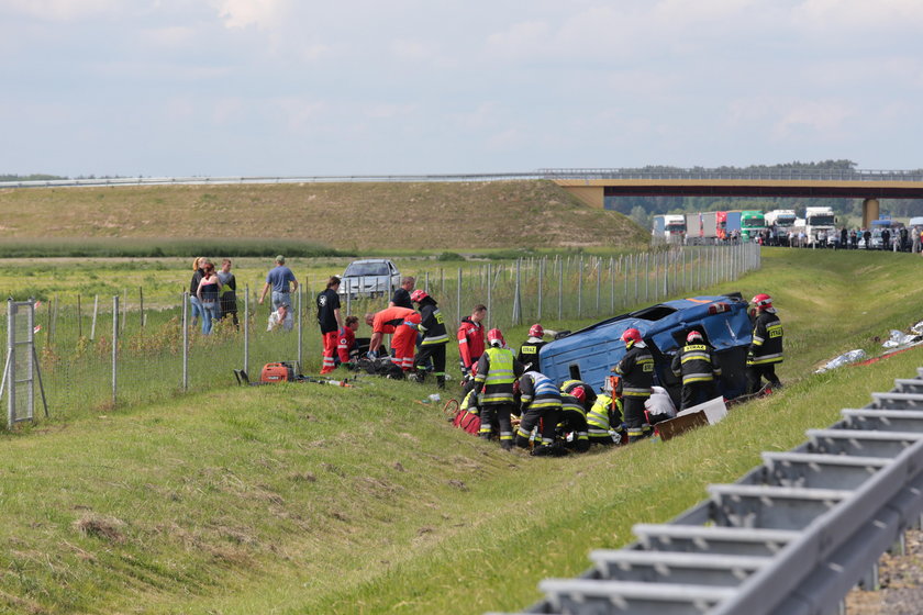 Katastrofa na S3. Jedna osoba zginęła, 11 rannych. Zabrakło paliwa w busie?