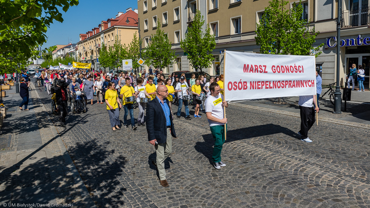 Około tysiąca osób przeszło przez centrum Białegostoku w Marszu Godności Osób Niepełnosprawnych. - Chcemy lepszej integracji ze społeczeństwem - mówili Onetowi niepełnosprawni i ich rodziny.