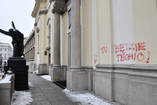 Fasada kościoła św. Krzyża w Warszawie pomazana w nocy z 24 na 25 grudnia