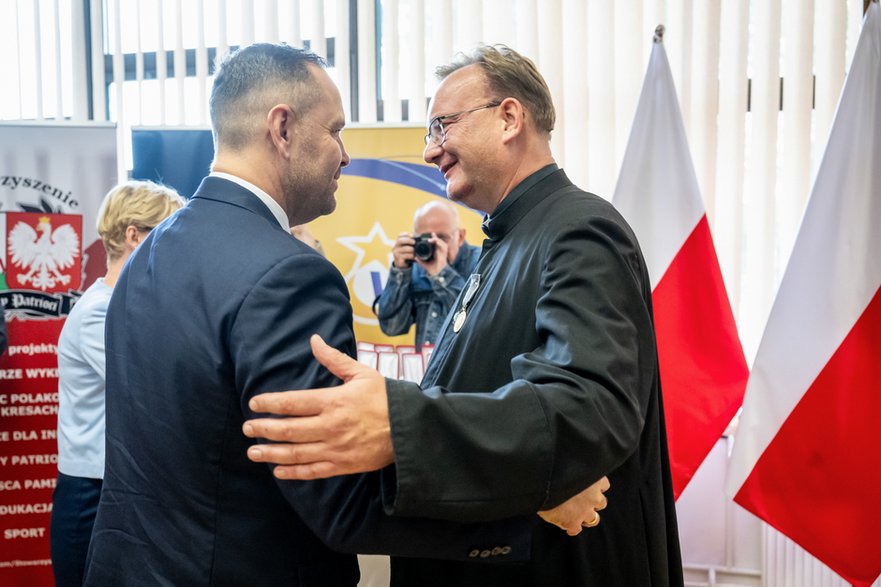 Karol Nawrocki i ks. Jarosław Wąsowicz podczas Ogólnopolskiego Kongresu "Dekada Wyklętych" w Pile, 4 września 2023 r.