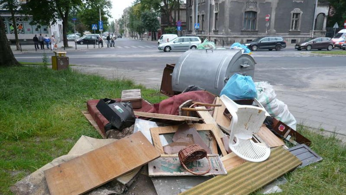 - Tyle śmieci na ulicach to jeszcze nigdy nie było - narzekają łodzianie. I apelują do władz, by nie ociągały się z porządkami.