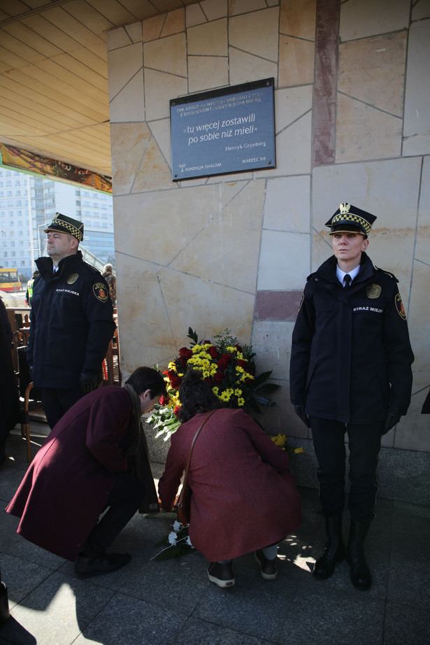 Uroczystości przed tablicą pamiątkową na Dworcu Gdańskim w Warszawie, 8 upamiętniające 56. rocznicę wydarzeń marcowych '68. Kryzys polityczny zmusił w latach 1968-69 kilkanaście tysięcy osób pochodzenia żydowskiego do emigracji z Polski