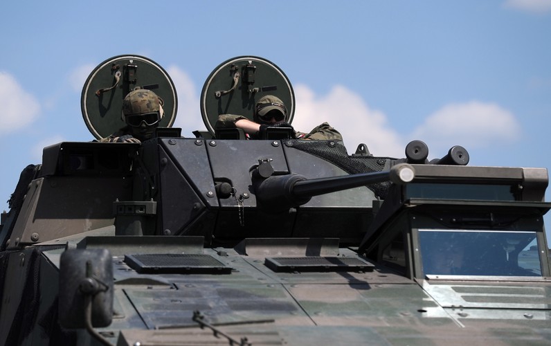 'Armia Stanów Zjednoczonych, jak i Stany Zjednoczone mają jeden cel, który chcą osiągnąć podczas tych ćwiczeń. Chcą pokazać, że stoją ramię w ramię z Polską, ramię w ramię z narodem polskim, ramię w ramię z armią polską i w końcu – ramię w ramię z Sojuszem Północnoatlantyckim po to, aby każdy kraj był wolny i niepodległy' – zadeklarował szef sztabu wojsk lądowych USA (US Army) gen. Mark Milley w warszawskim Rembertowie podczas uroczystości rozpoczęcia tegorocznego ćwiczenia Anakonda.
<br><br> (mb/mr) PAP/Marcin Bielecki