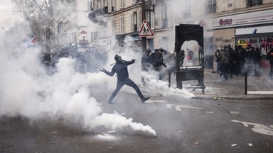 Paryż w ogniu. Starcia z policją, ekstremiści plądrowali sklepy [ZDJĘCIA]