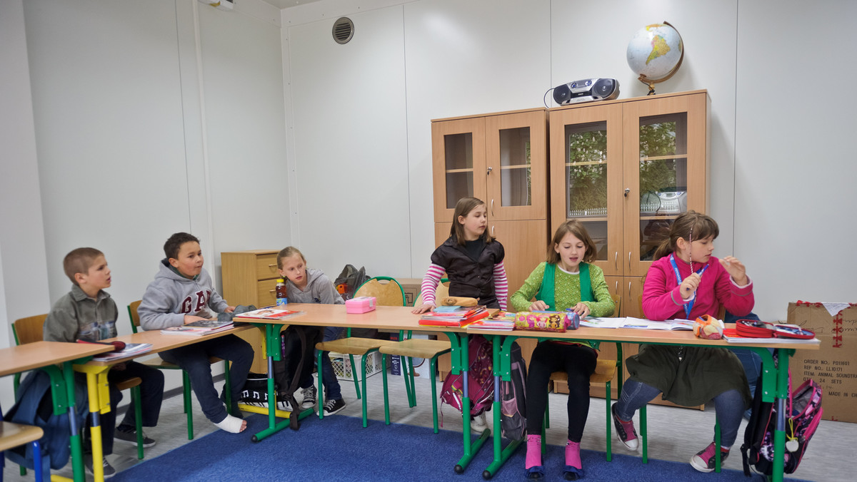 Model kształcenia dzieci w wieku 6-7 lat oparty na nauce na pamięć sprzyja dziewczynkom - informuje "Dziennik Gazeta Prawna".