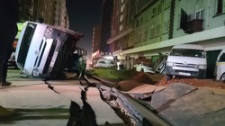 Samochody "latały w powietrzu". Tajemnicza eksplozja spod ziemi