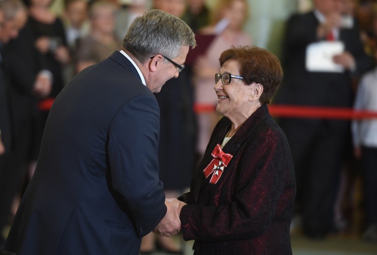 Prezydent Bronisław Komorowski odznaczył wiceprezes IPN Marię Dmochowską Krzyżem Oficerskim Orderu Odrodzenia Polski
